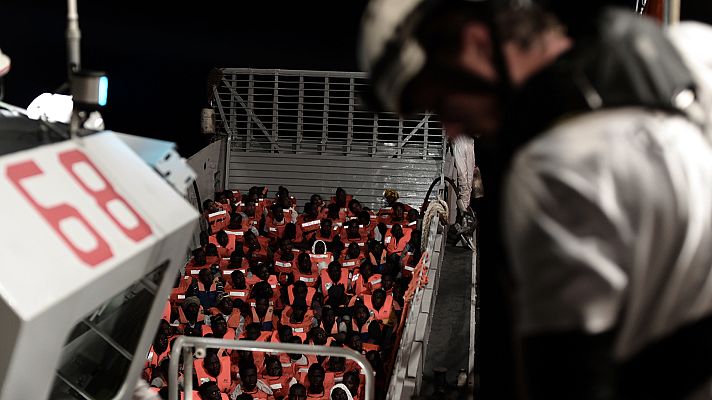 Telediario 1 - La angustiosa espera de un destino en el Aquarius