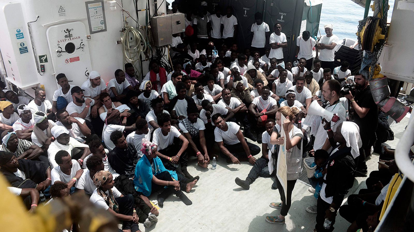 El buque Aquarius trasladará a Valencia a los 629 migrantes rescatados del mar el pasado domingo, después de que el Gobierno de Pedro Sánchez se haya ofrecido a acogerlos. Según ha confirmado en Twitter la periodista de RNE Sara Alonso, enviada espec