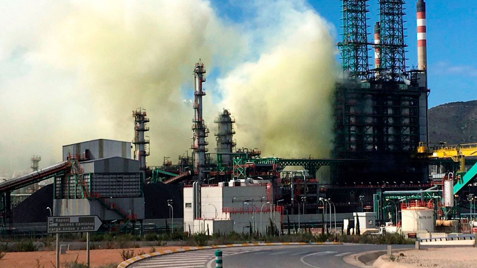 Una avería en la refinería de Repsol en Cartagena provoca un escape de vapor de agua no tóxico