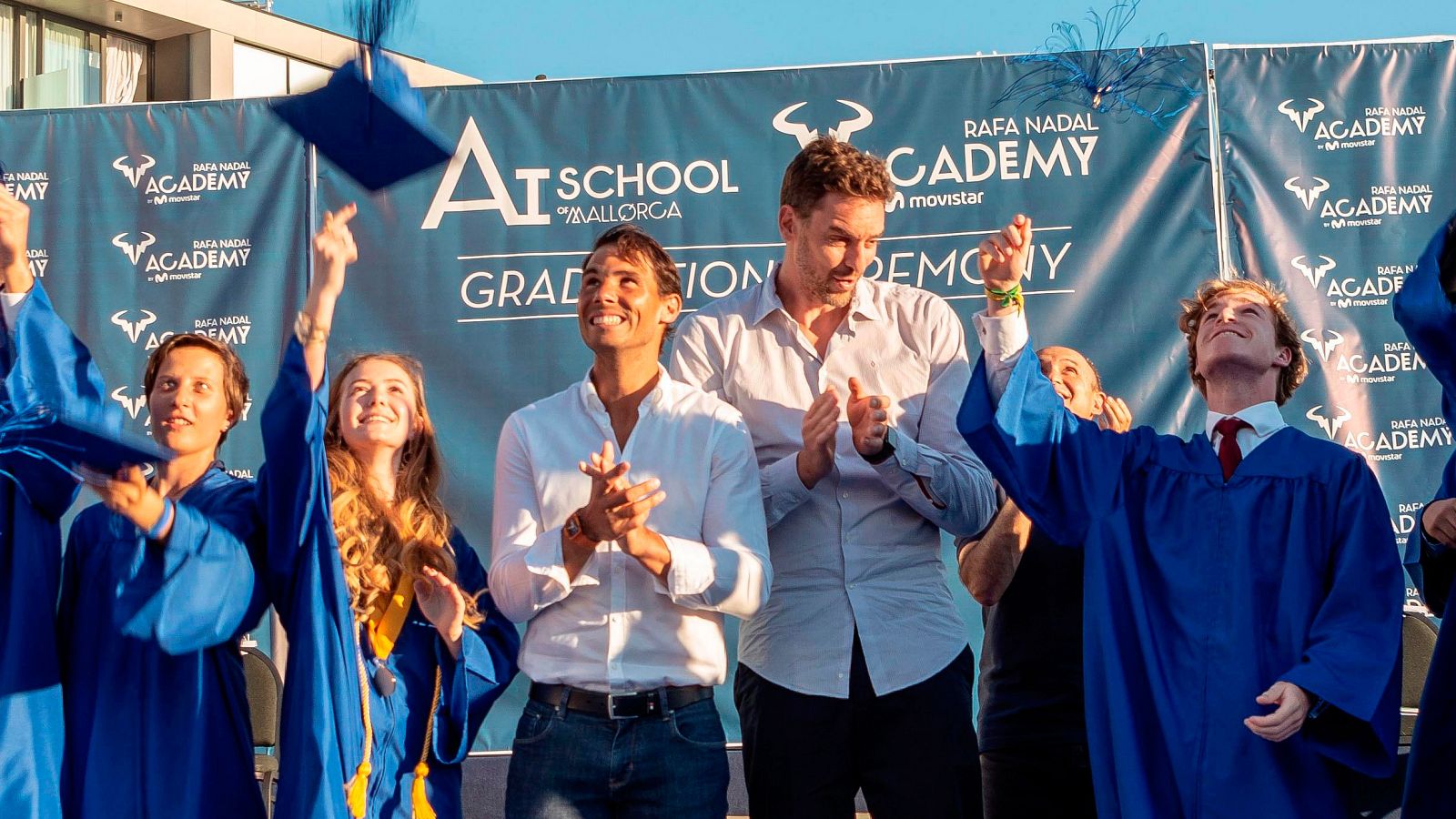 Nadal y Pau Gasol graduan a los alumnos de la academia del tenista en Manacor