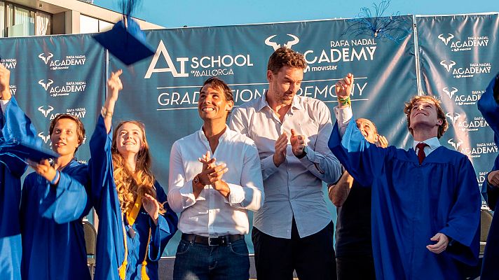 Telediario 1 - Nadal y Pau Gasol graduan a los alumnos de la academia del tenista en Manacor