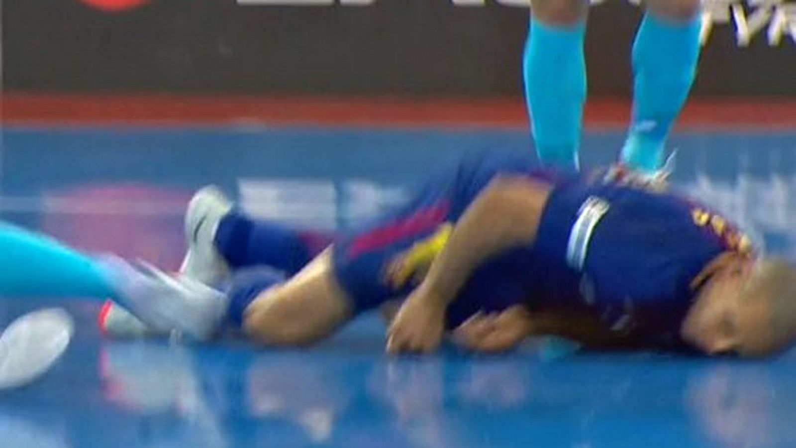 El pívot brasileño del FC Barcelona Lassa es retirado de la pista azul tras golpearse con la cabeza en el suelo.