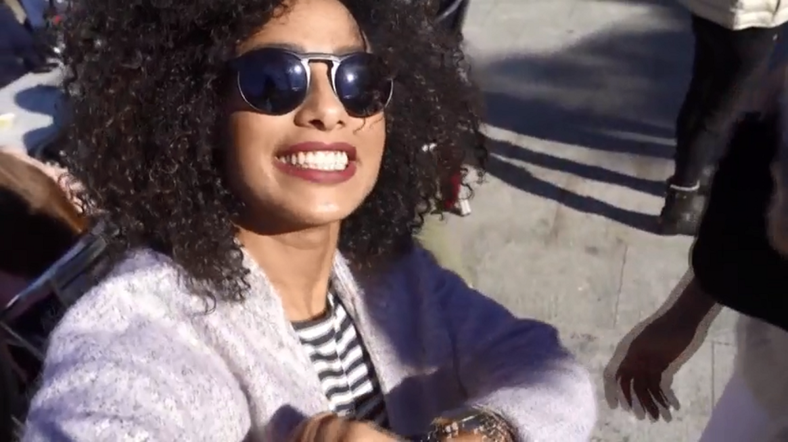 Dentro de la casa - Visita al exterior para ver el sol | Ver