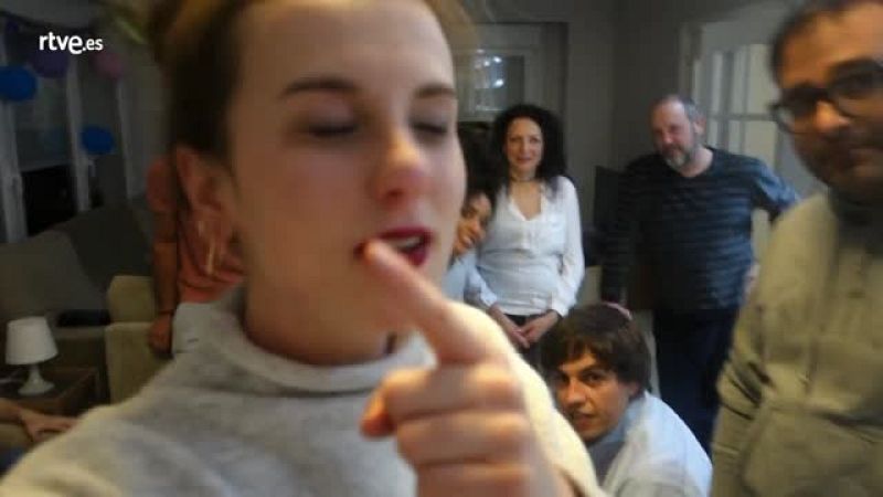 Dentro de la casa - Una tarta de cumplea�os para Sofia | Ver