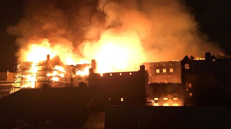 Un incendio arrasa la Escuela de Arte de Glasgow