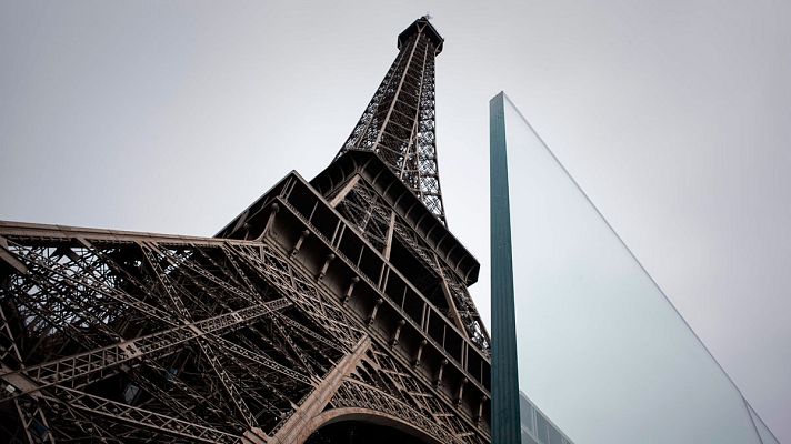 Informativo 24h - La Torre Eiffel se protege con un nuevo perímetro de hierro y vidrio