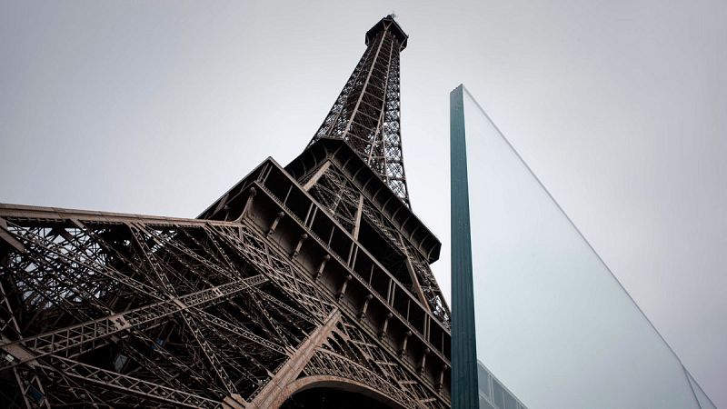 La Torre Eiffel se protege con un nuevo perímetro de hierro y vidrio
