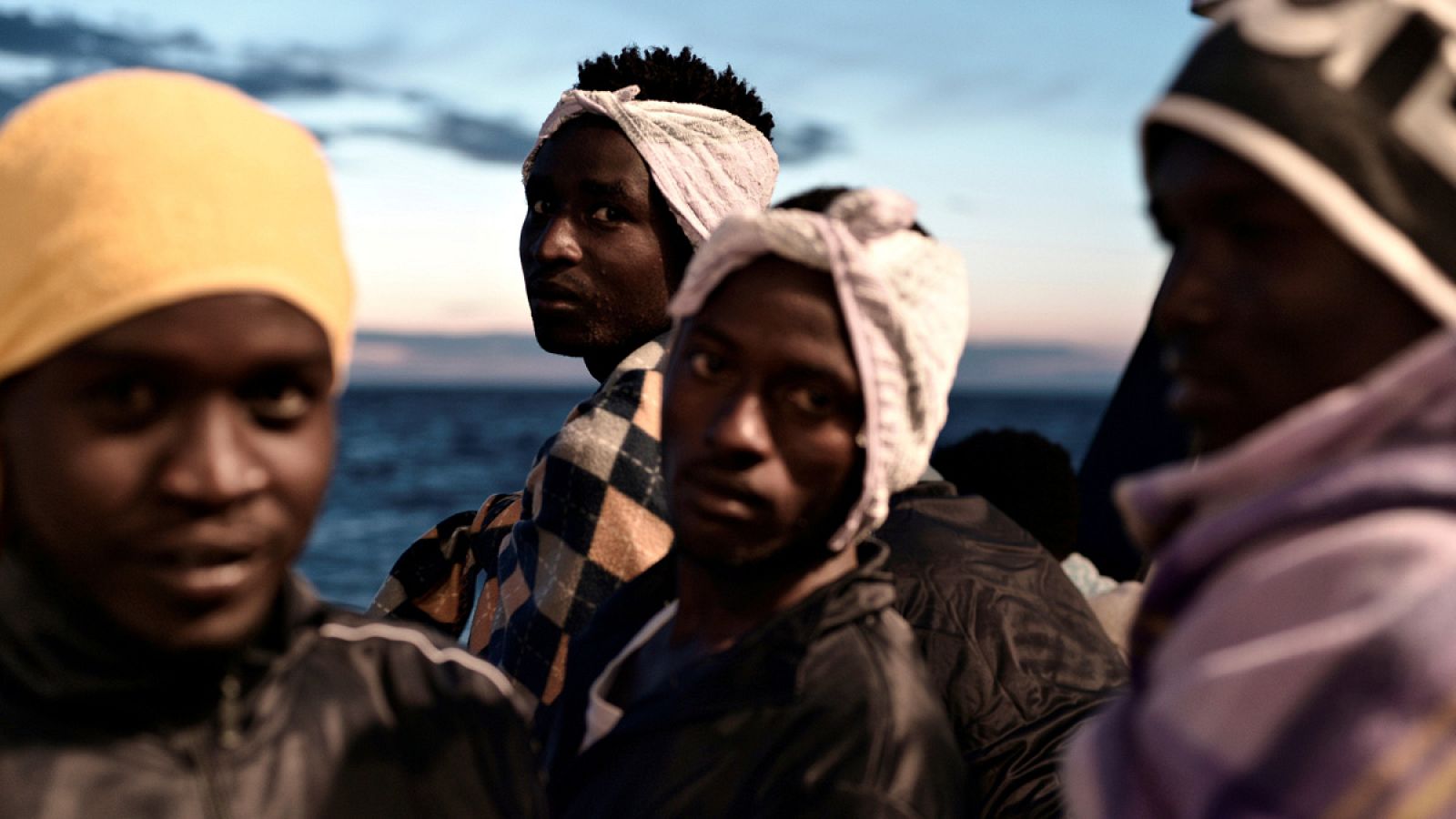 Los migrantes viven sus últimas horas en el Aquarius