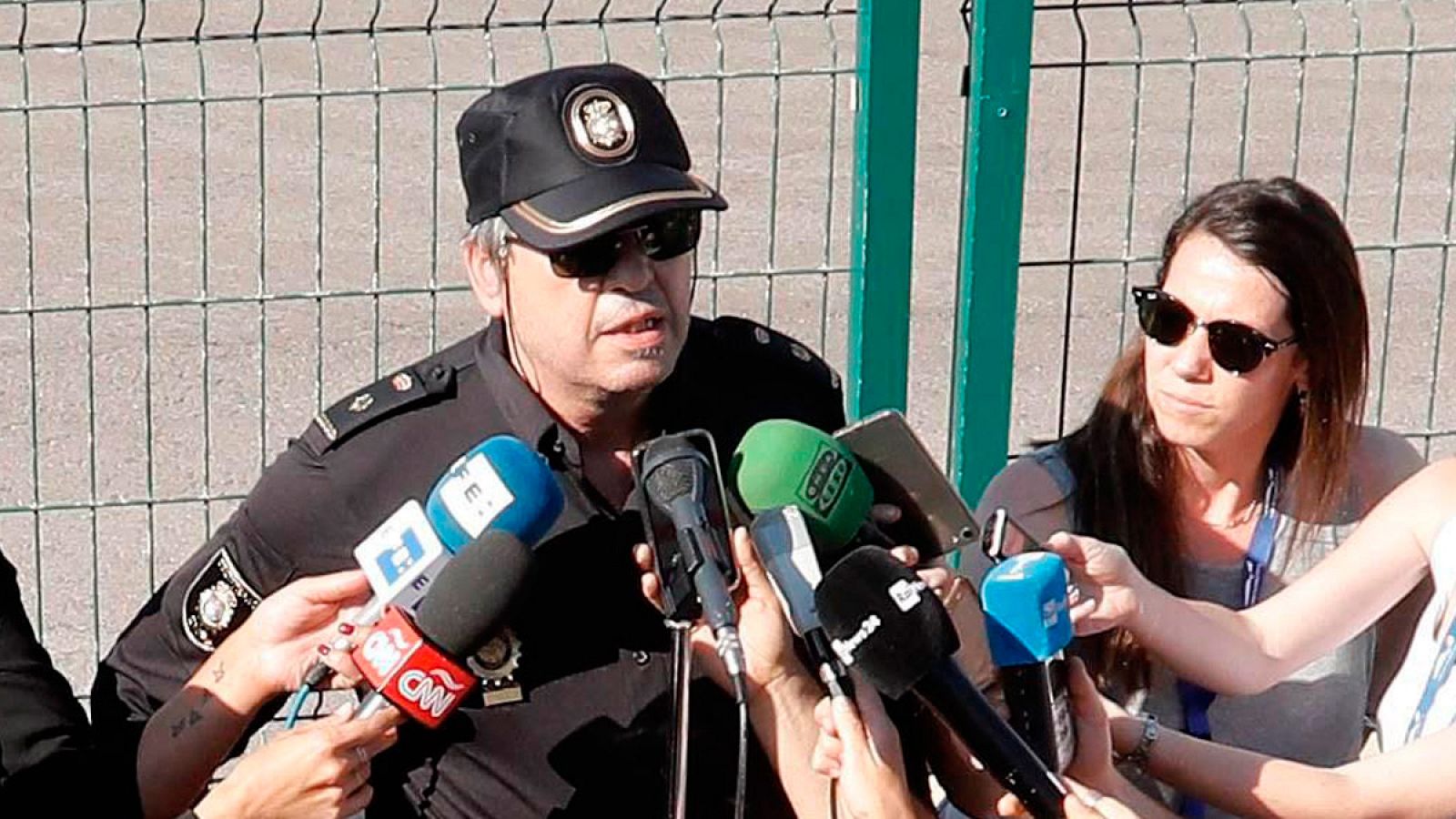 El Gobierno da un permiso de estancia de 45 días a los migrantes del Aquarius