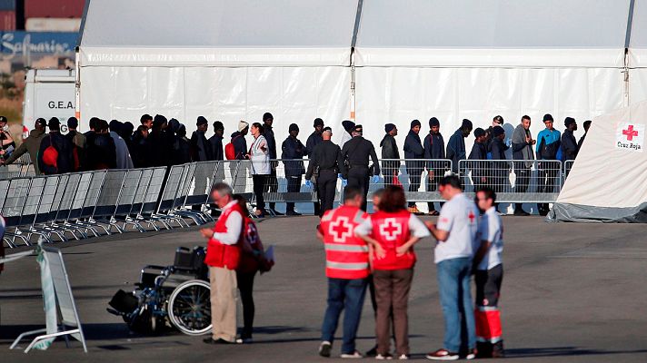 Telediario 1 - Más de 2.000 personas dan asistencia a los 630 migrantes del Aquarius