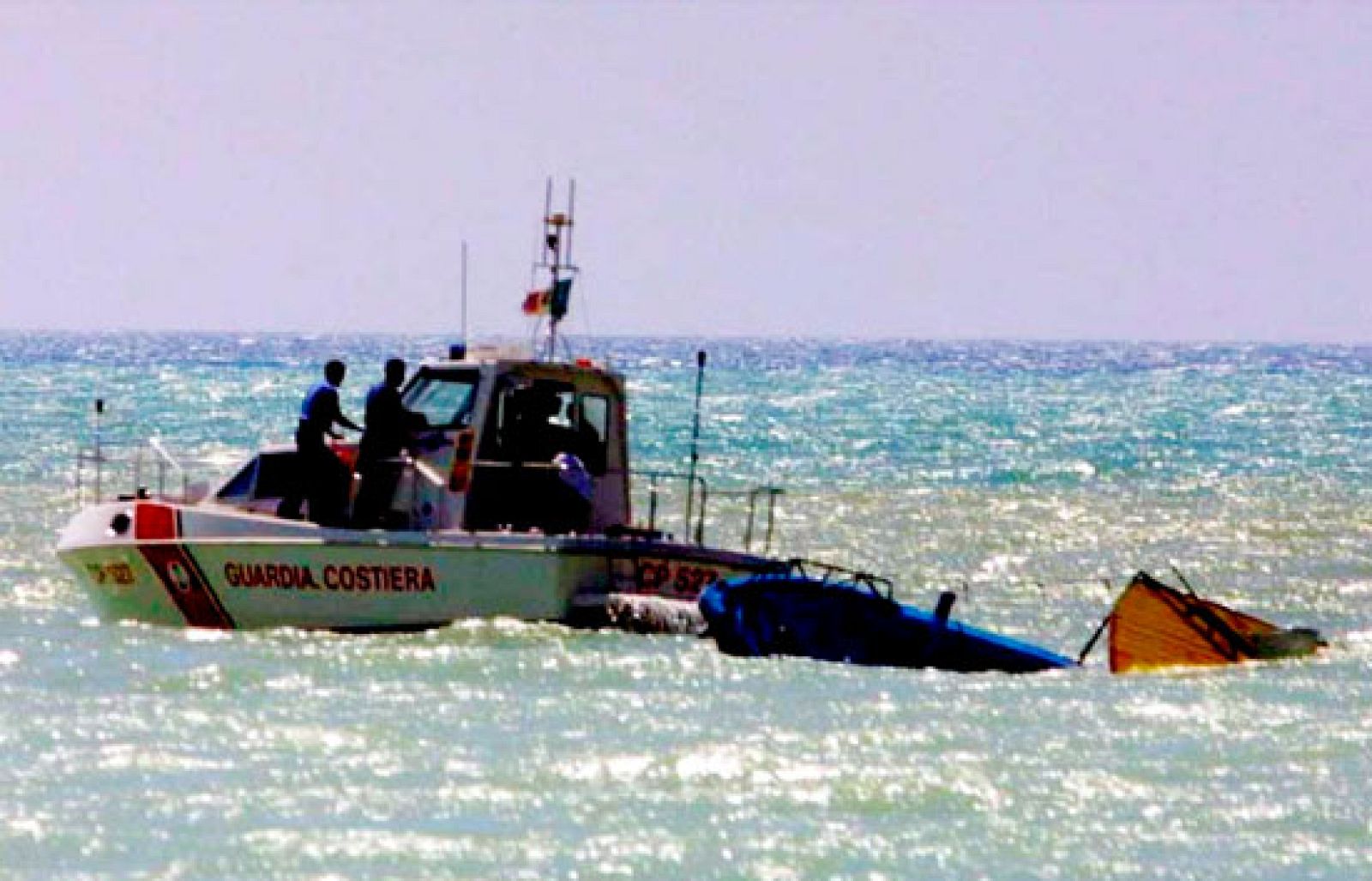 300 inmigrantes continúan desaparecidos y más de 20 han muerto frente a las costas de Libia | Ver