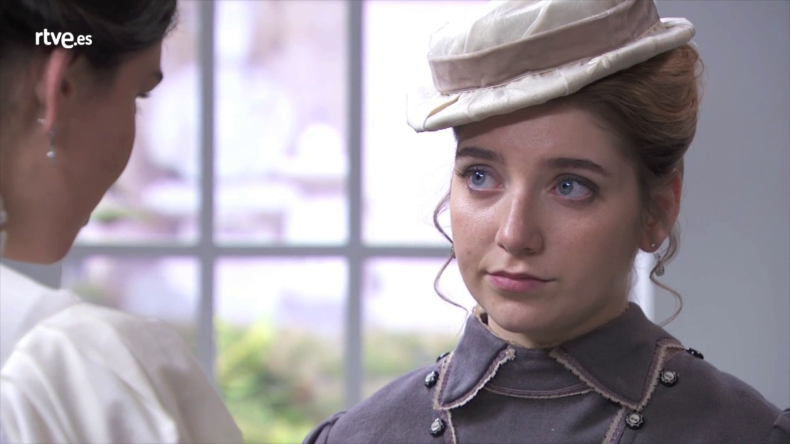 Acacias 38 - Flora no consigue convencer a Leonor