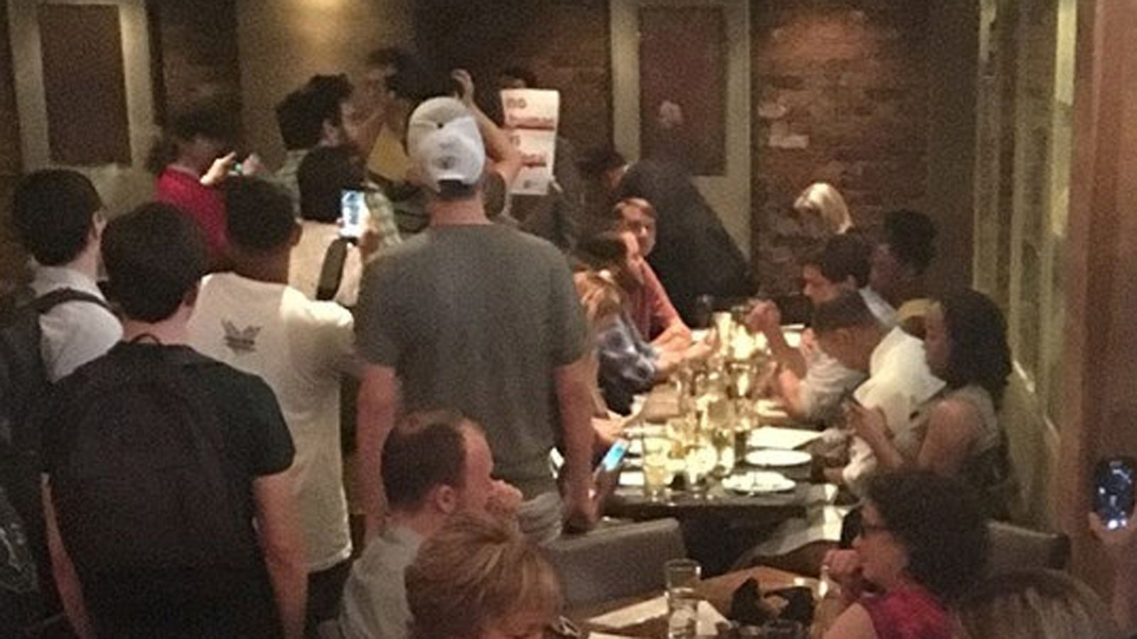 Activistas por los derechos de los migrantes increpan a la Secretaria de Seguridad Interior de EE.UU. Kirstjen Nielsen