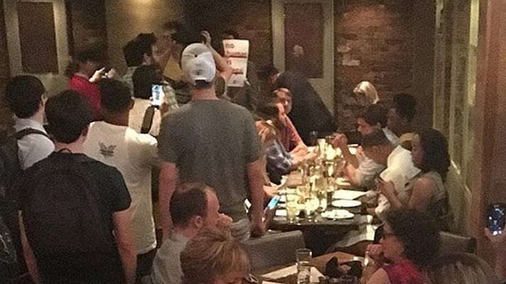 Informativo 24h - Activistas por los derechos de los migrantes increpan a la Secretaria de Seguridad Interior de EE.UU. Kirstjen Nielsen