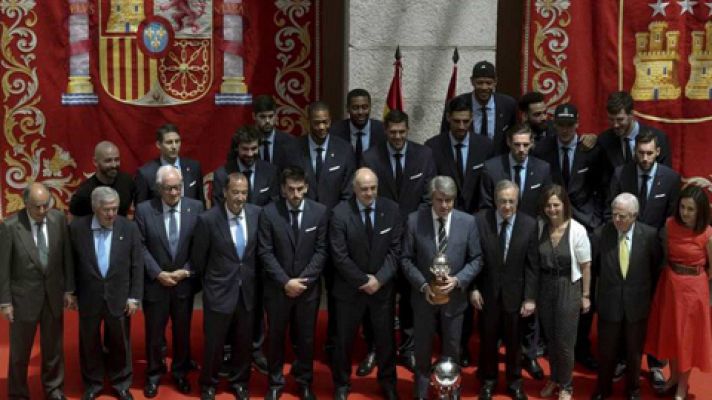 Telediario 1 - El Real Madrid celebra su título de Liga ACB en las instituciones sin Doncic