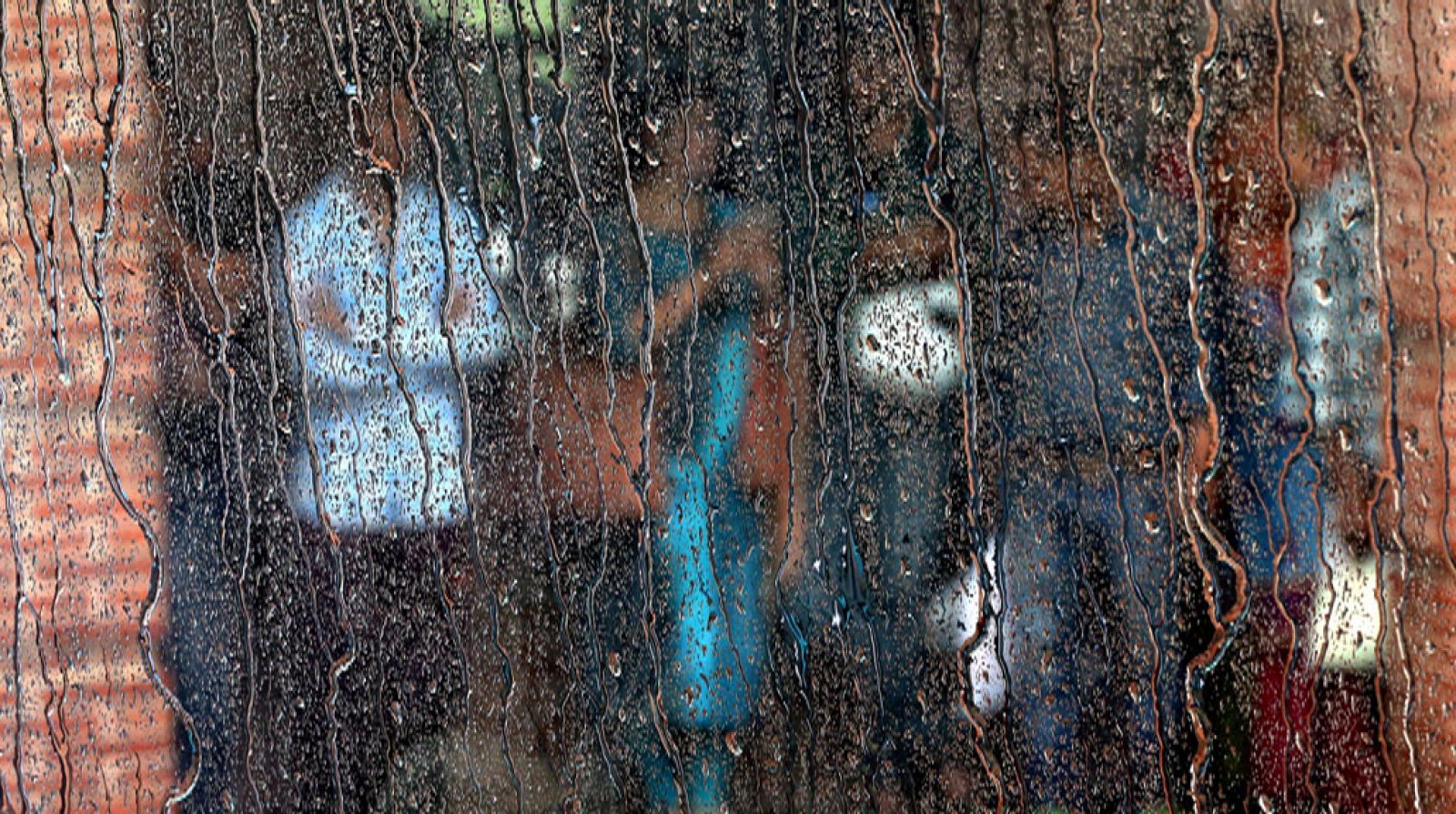 Temperaturas significativamente altas en las depresiones del nordeste peninsular. Posibilidad de chubascos y/o tormentas localmente fuertes en el sureste de Galicia y oeste de Castilla y León