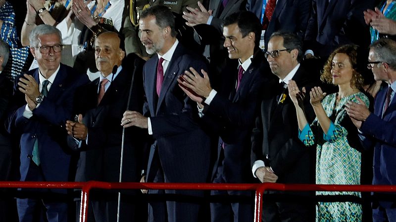 El rey es vitoreado por el público durante la inauguración de los Juegos del Mediterráneo de Tarragona