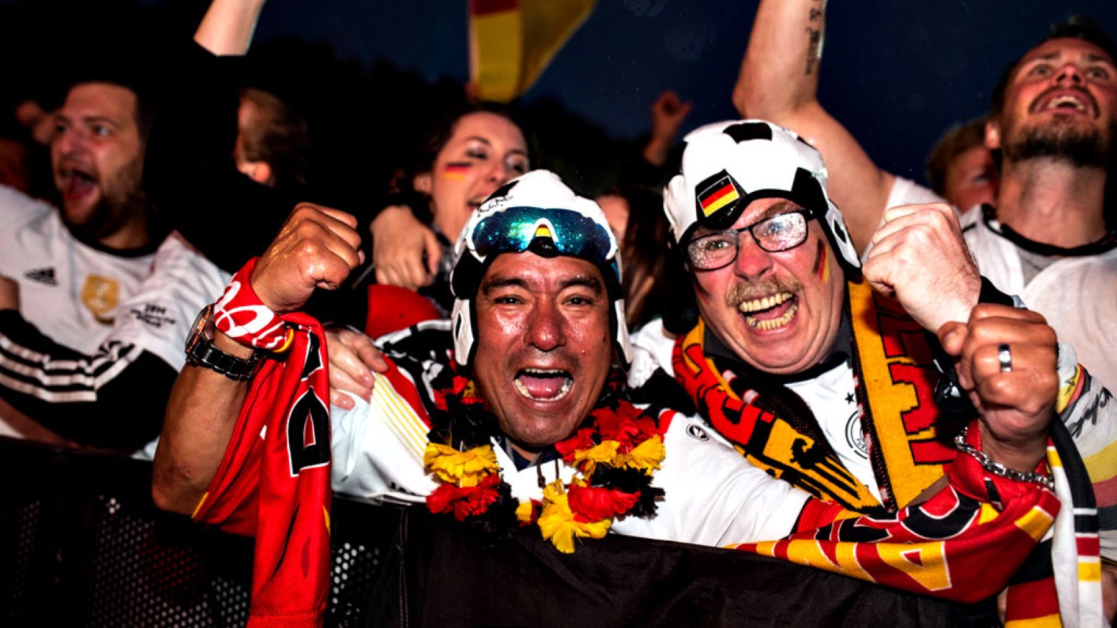 Alemania se rindió hoy incondicionalmente a Toni Kroos, artífice del gol en el minuto 95 que salvó al campeón del mundo del hundimiento prematuro, al tiempo que pidió disculpas a Suecia por la euforia desmedida del banquillo tras el tanto de la victo