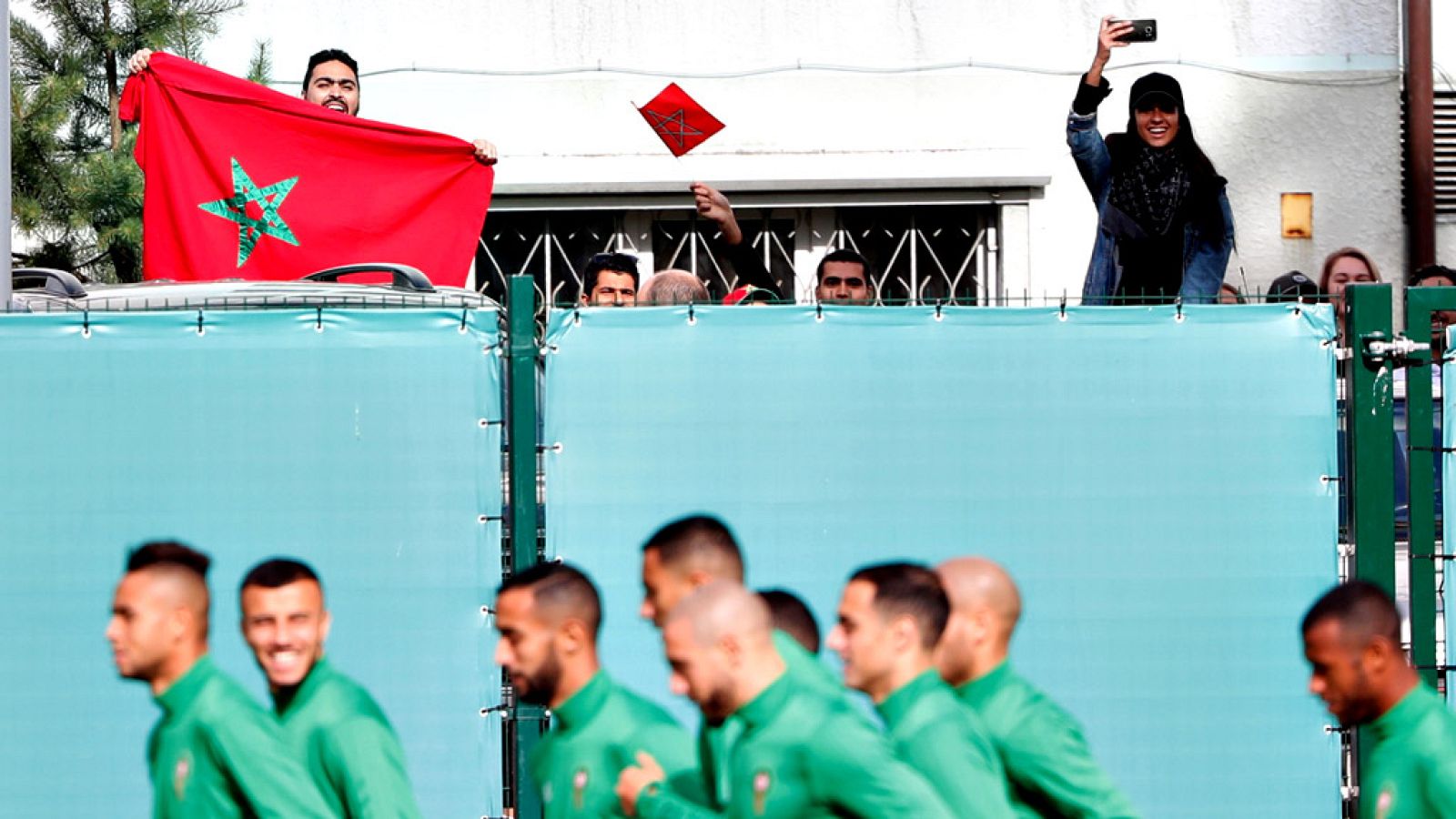 A la llegada de España, con las habituales medidas de seguridad, esperaban unos 70 aficionados locales y españoles a la caza de algún foto o autógrafo de los futbolistas de la selección española.