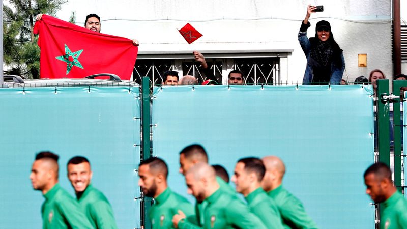 A la llegada de Espaa, con las habituales medidas de seguridad, esperaban unos 70 aficionados locales y espaoles a la caza de algn foto o autgrafo de los futbolistas de la seleccin espaola.