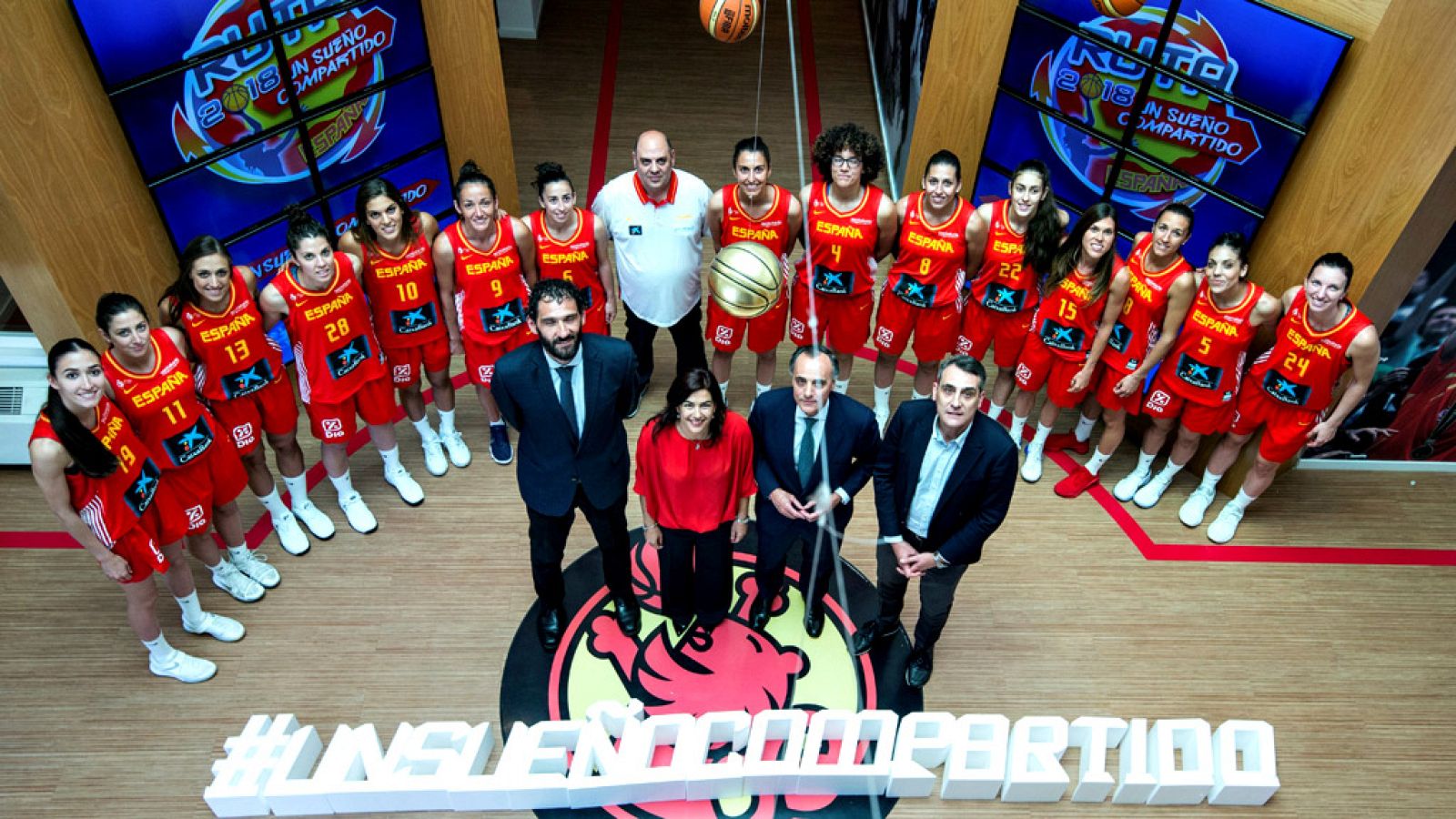 La selección española de baloncesto femenino, actual Campeona de Europa, echa a andar de cara a su próximo objetivo, la Copa del Mundo, que se disputará por primera vez en España, en Tenerife, en el mes de septiembre. En la presentación ha estado de