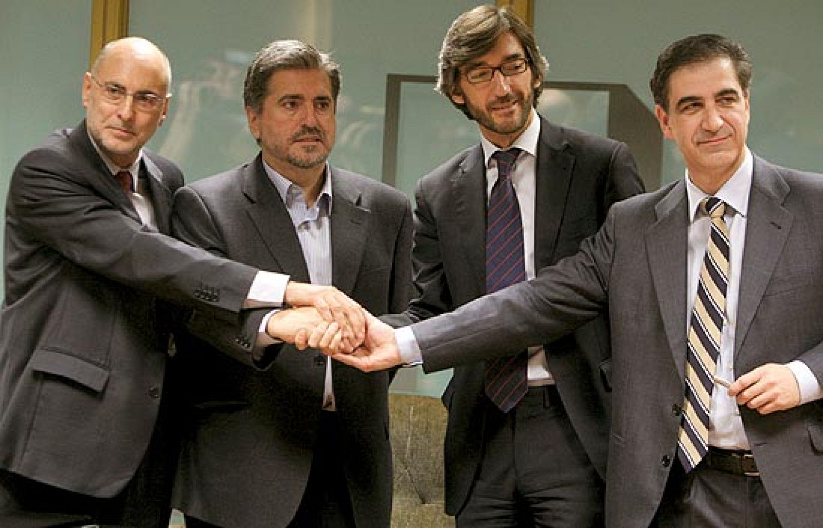 Los socialistas y populares vascos han firmado el acuerdo "Bases para un cambio democrático al servicio de la ciudadanía vasca" que garantiza el apoyo del PP a la investidura de López como lehendakari.