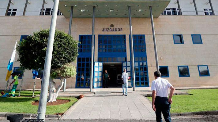 Telediario 1 - Detenidos cinco hombres por la supuesta violación a una menor de edad en Gran Canaria