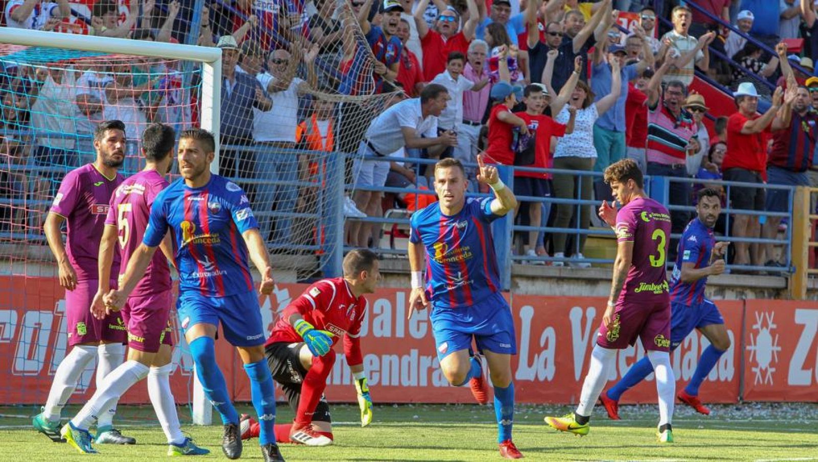 El Extremadura confirma el intento de soborno que recibió para no ascender a Segunda