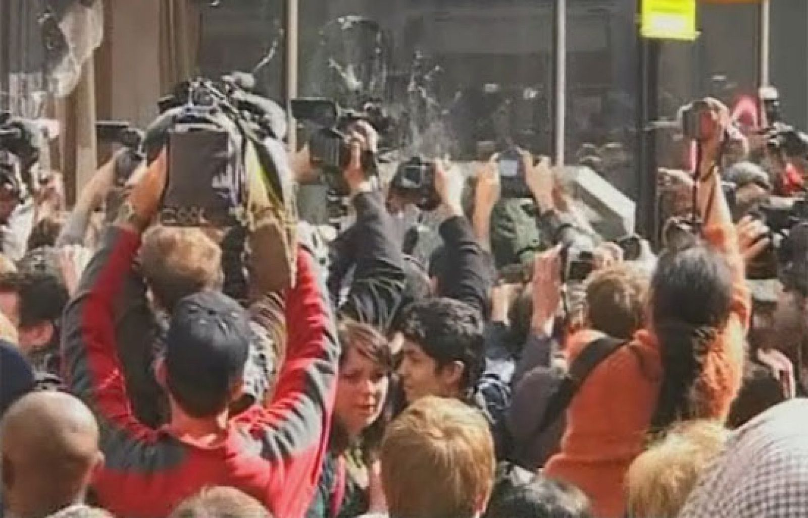 Miles de manifestantes colapsan el centro financiero de Londres | Ver