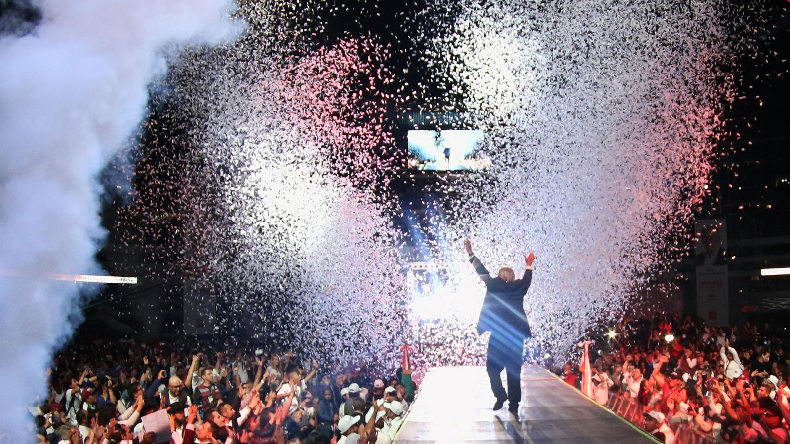 En México, la compra de votos con dinero, regalo o ayudas sociales sigue siendo un práctica generalizada... Según un estudio de varias ONG's del país, 30 millones de personas han recibdio algún tipo de oferta a cambio de su voto en las elecciones de