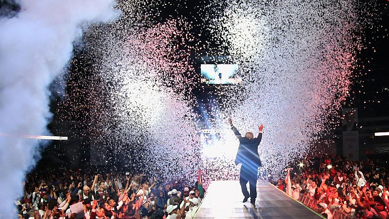 En México, la compra de votos con dinero, regalo o ayudas sociales sigue siendo un práctica generalizada... Según un estudio de varias ONG's del país, 30 millones de personas han recibdio algún tipo de oferta a cambio de su voto en las elecciones de