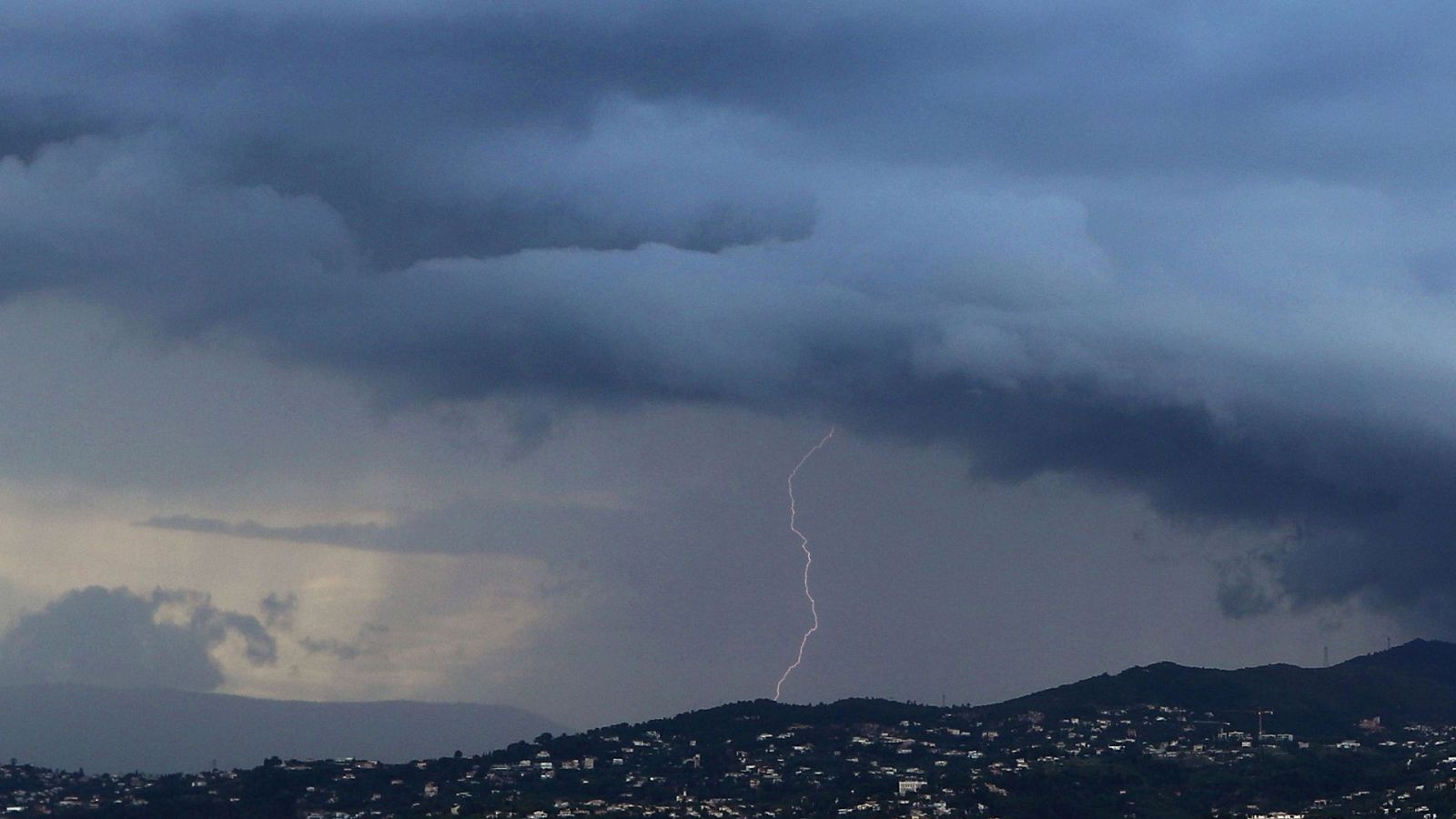 Chubascos acompañados de tormentas en Galicia, Cantábrico, Castilla  León y alto Ebro
