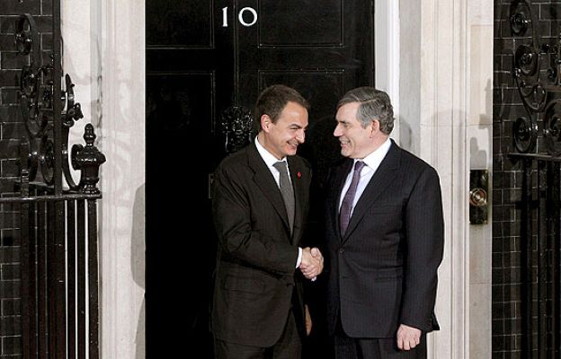  - Gordon Brown y a la Reina Isabel II