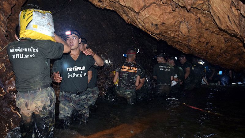 Un millar de personas y voluntarios de varios ejércitos trabajan en el rescate de los 13 atrapados en la cueva de Tailandia