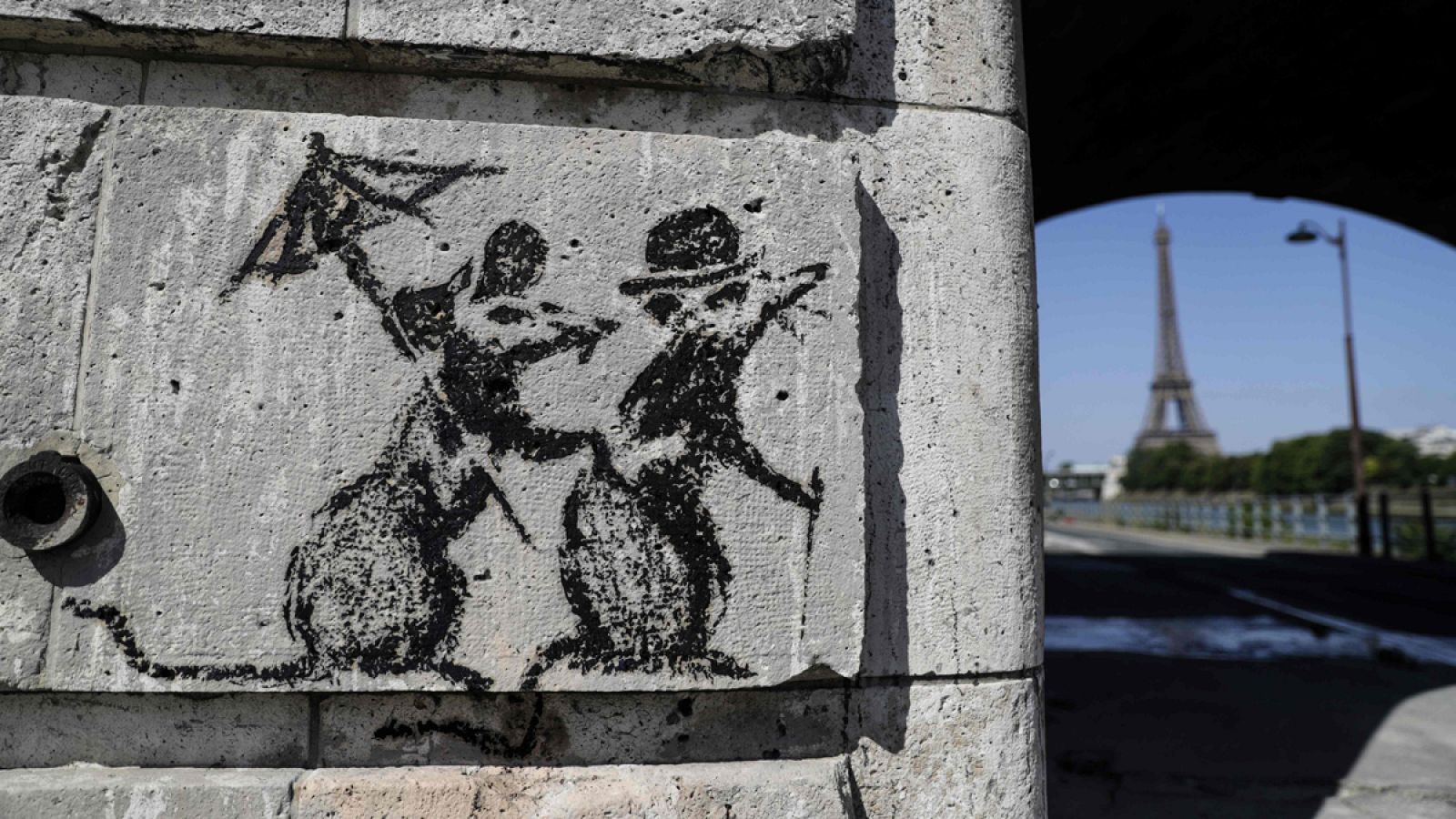 Banksy se estrena en París para abrir los ojos al drama de la inmigración | Ver