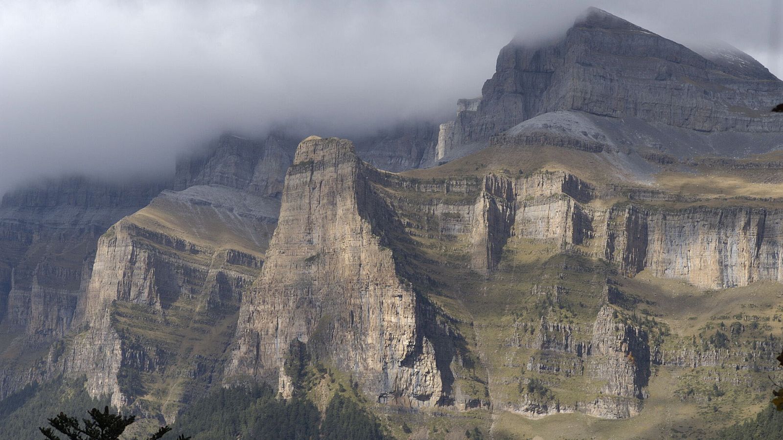 El Rey ha presidido en el Senado el acto de celebración del primer centenario de los dos primeros Parques Nacionales de España, el de los Picos de Europa y el de Ordesa y Monte Perdido. En la actualidad, la red está formada por quince parques natural