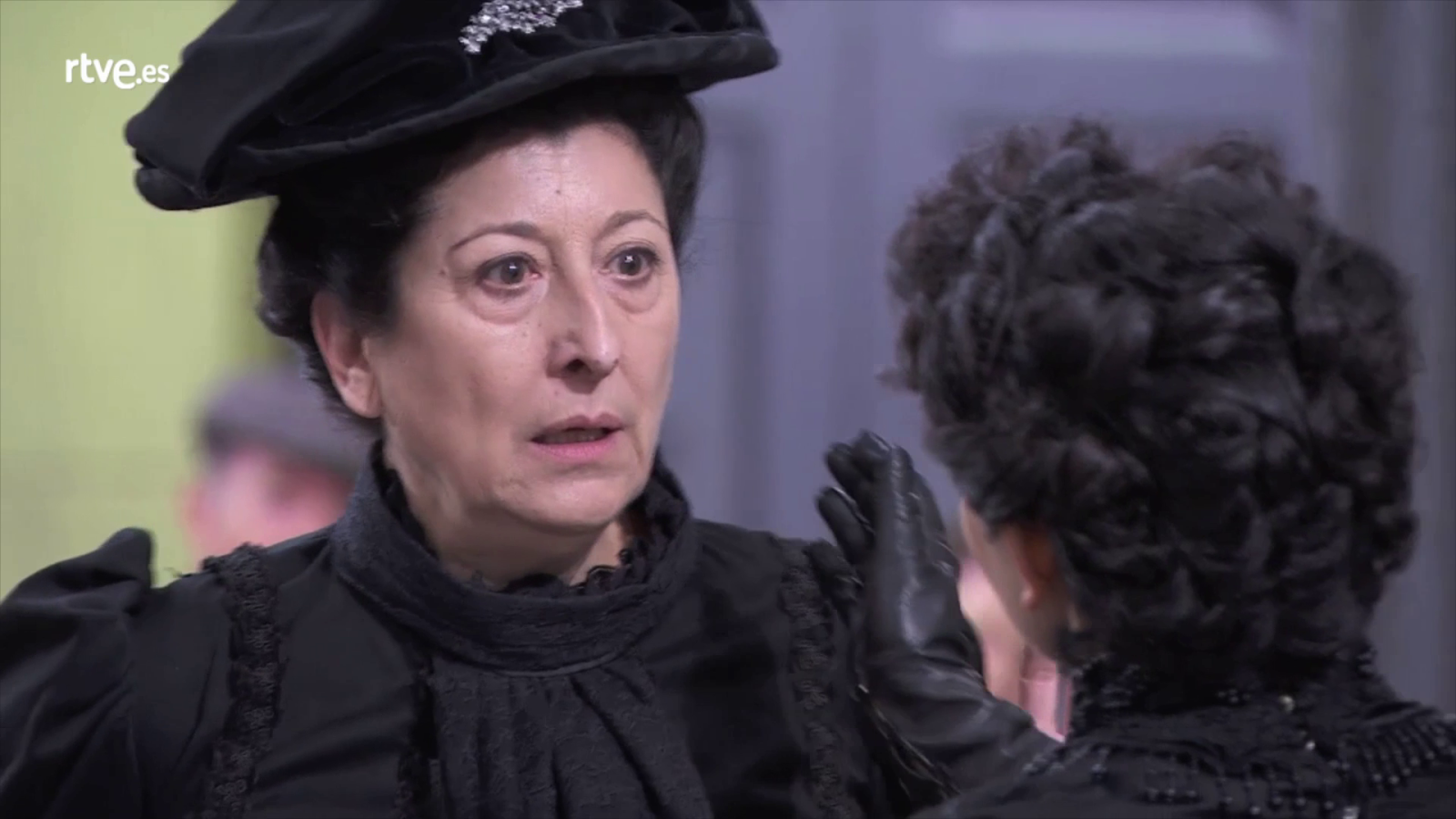 Acacias 38 - Úrsula enloquece delante de todos los vecinos