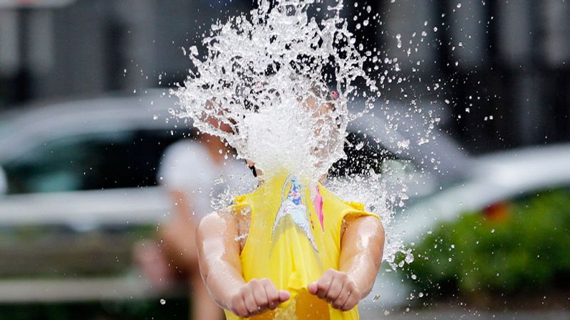 Chubascos y tormentas localmente fuertes y con probable granizo en las áreas del tercio norte peninsular. Temperaturas significativamente altas en puntos del tercio oriental