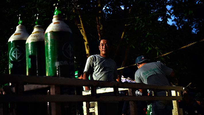 Telediario 1 - Carrera contra el reloj en Tailandia para rescatar a los niños y al entrenador atrapados en una cueva