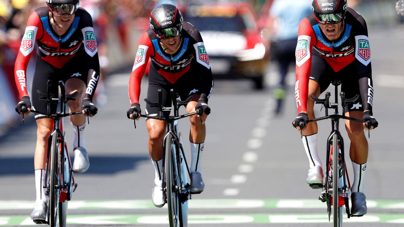 El BMC gana la crono por equipos y pone de líder a Van Avermaet
