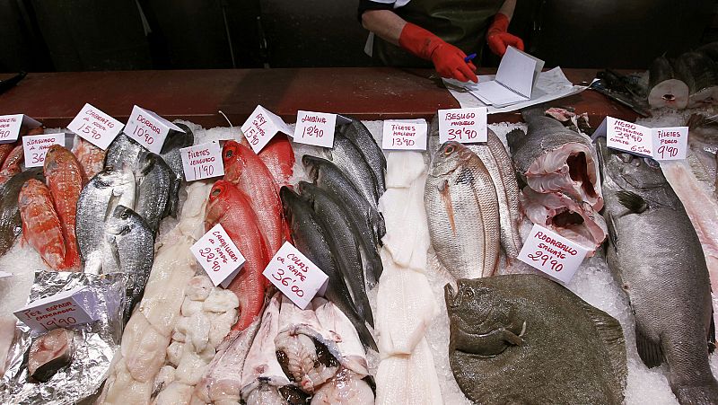 Dos pesqueros españoles prueban una máquina para matar el anisakis de las vísceras antes de arrojarlas al mar