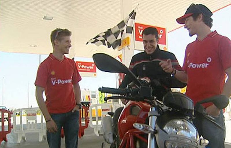 Así se hizo el vídeo promocional de una conocida empresa petrolera en el que los campeones del mundo Nicky Hayden y Casey Stoner ejercían de dependientes de una gasolinera.