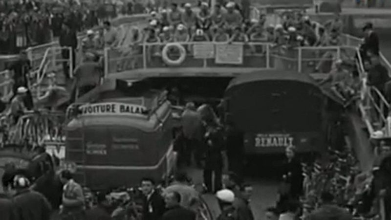 El estuario del Loira hoy se atraviesa gracias al puente de Saint-Nazaire. Hasta en cinco ediciones lo ha atravesado el Tour desde que se construyera en 1975. Antes de esa fecha la aventura era muy diferente.