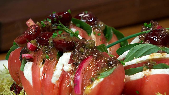 RTVE Cocina - Ensalada de tomate con cerezas