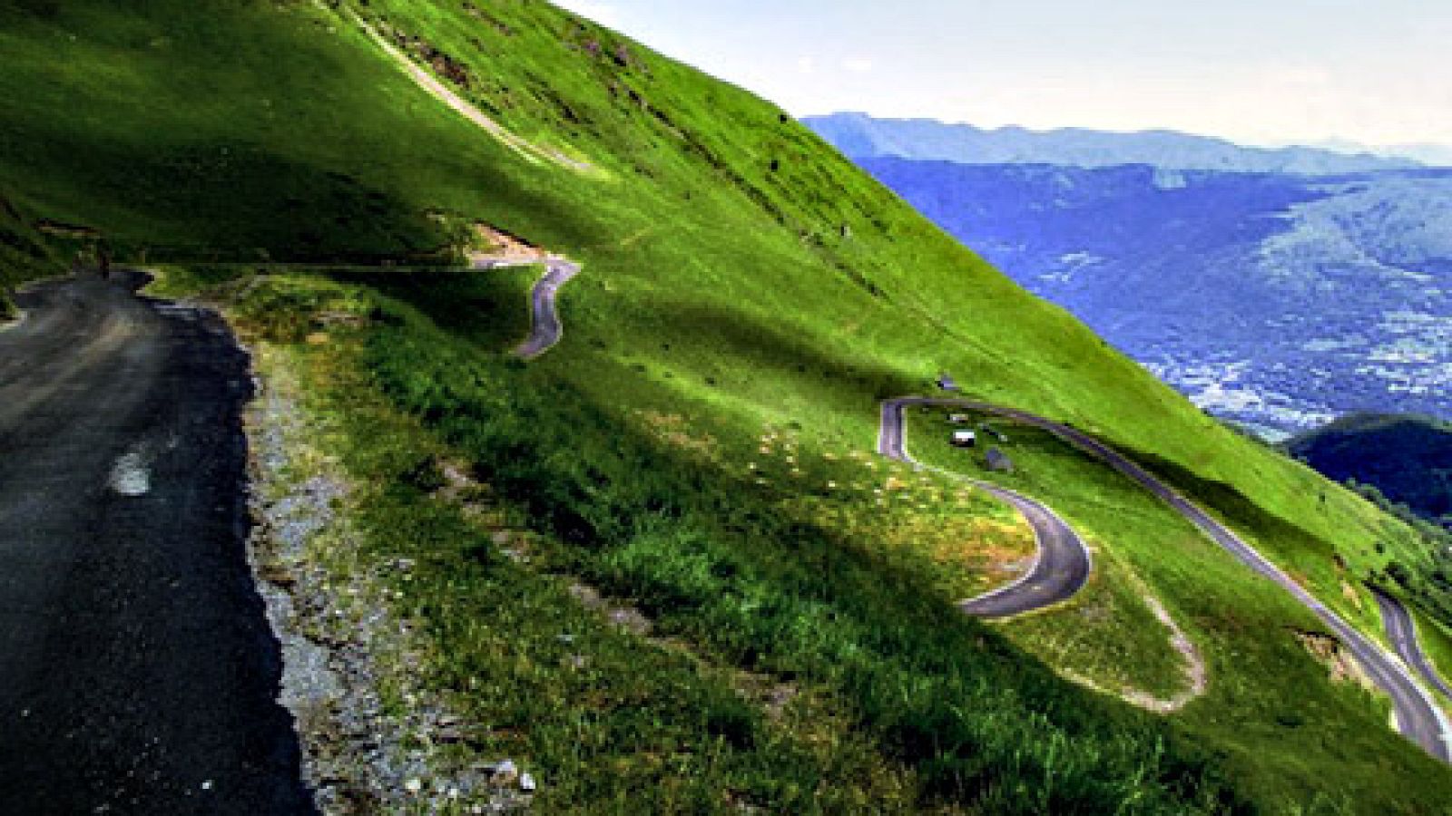 RTVE.es junto al excliclista y cinco veces 'Top Ten' del Tour de Francia afrontan el desafío pirenaico de recorrer la etapa 17 del Tour 2018 entre Bagnères de Luchon y el Col du Portet. 