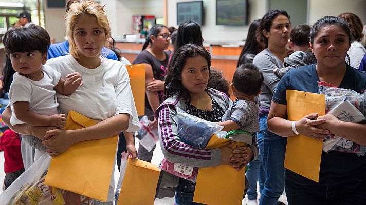 Telediario 1 - Washington liberará a las familias de migrantes con menores detenidas por llegar al país de forma clandestina