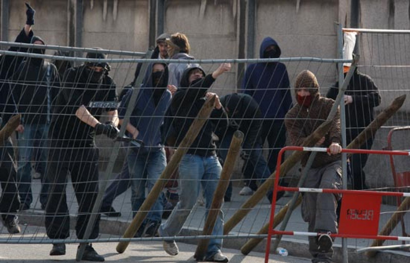 Cientos de manifestantes anti-OTAN se enfrentan a la policía en Estrasburgo | Ver