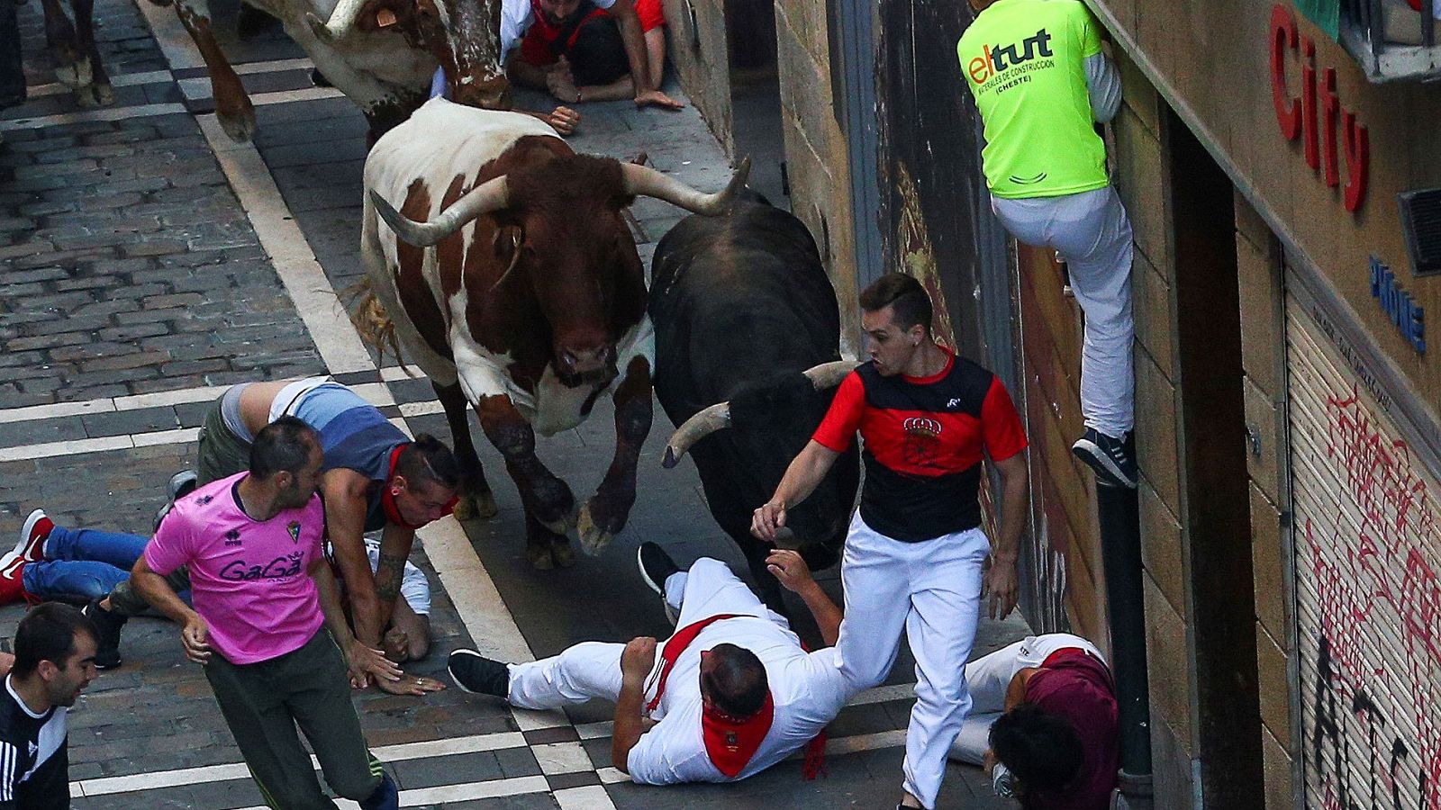 San Fermín | Quinto encierro accidentado con numerosas caídas