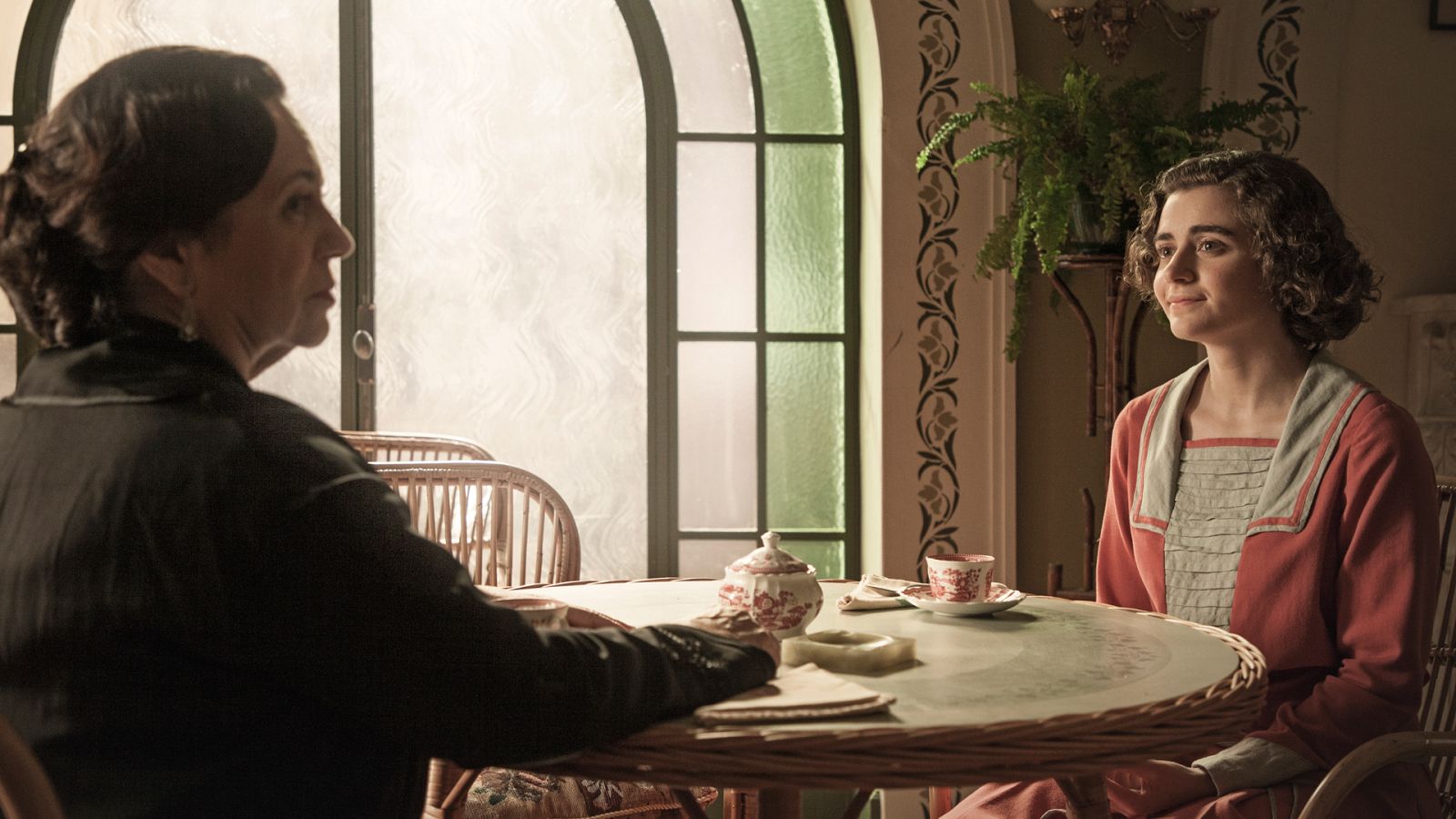 La otra mirada - Doña Manuela se entrevista con las alumnas