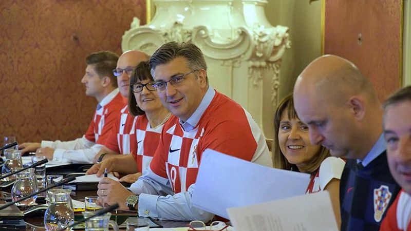 Mundial 2018 | El gabinete del Gobierno croata se rene equipado con la camiseta de su seleccin ante de la final | Ver